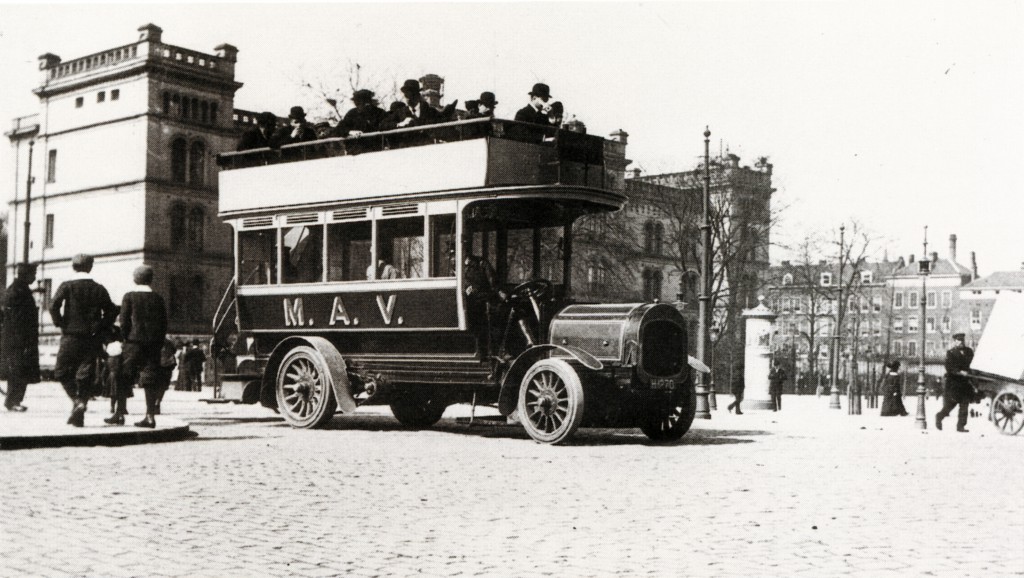 Een bus van de Maatschappij voor Algemeen Vervoer staat bij de halte Coolsingel-Van Hogendorpsplein, ca. 1905