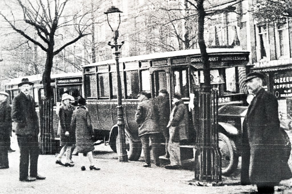 Het busstation aan de Groote Markt, 1923. Een Albion van de NV Jacatra Rotterdamse Omnibusdienst wacht op passagiers naar Vreewijk.