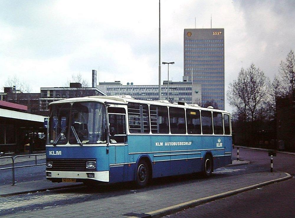 KLM bus 3077 Delftseplein; de 3077 Neoplan-Den Oudsten uit 1976 te zien. Deze bus is afgevoerd in 1983. Deze foto dateert van 2 april 1980 (foto collectie ADvZ)