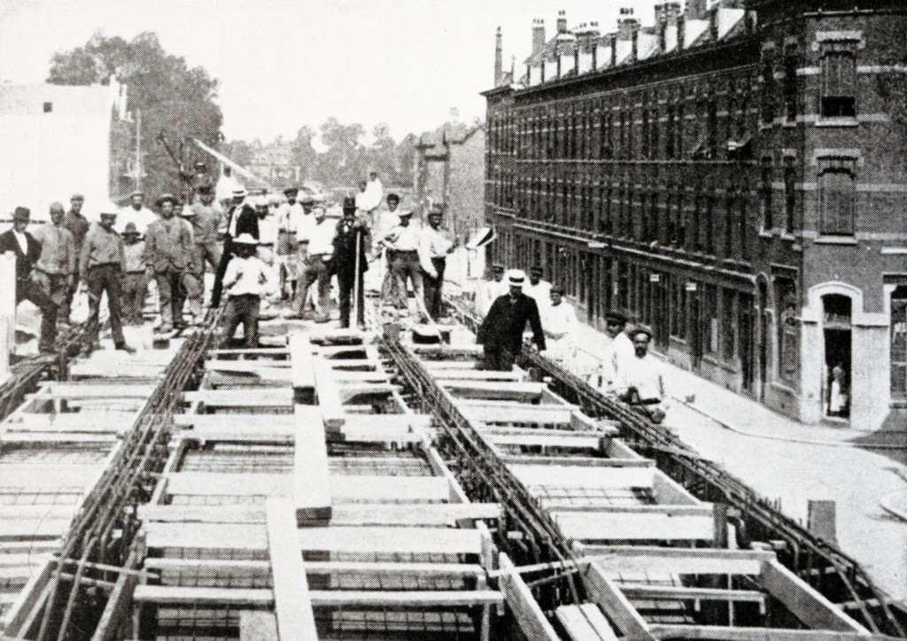 De bouw van het hofpleinlijnviaduct ter hoogte van de hoek Vijverhofstraat, Anthoniestraat (rechts), ca. 1906
