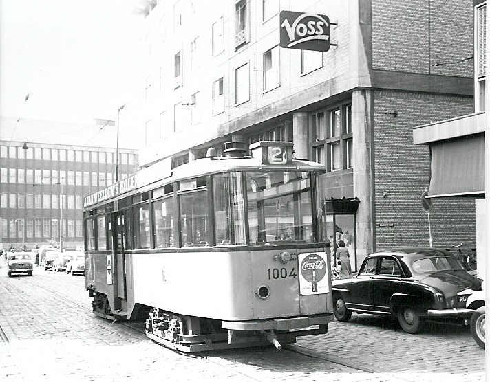 Duidelijk is dat de tweede serie aanhangrijtuigen 1001-1020, hier de 1004 na een aanrijding geparkeer op het Bulgersteyn, niet over bestuurdersdeuren beschikte.