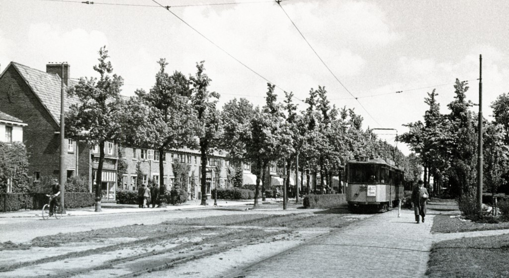 Groenezoom gezien richting Langegeer, lijn 3, aanhangrijtuig 1016, 5-1949