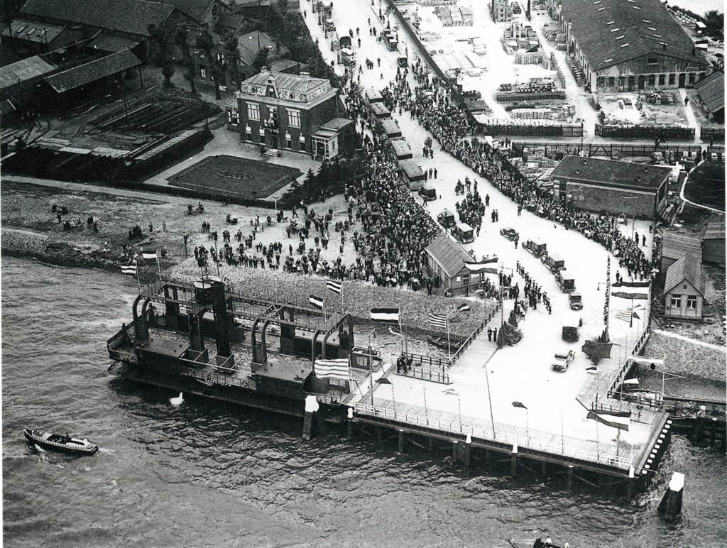 De opening van de veerdienst met het wagenveer van de Parkkade naar het Charloisse Hoofd (hier op de foto), 9-9-1927.