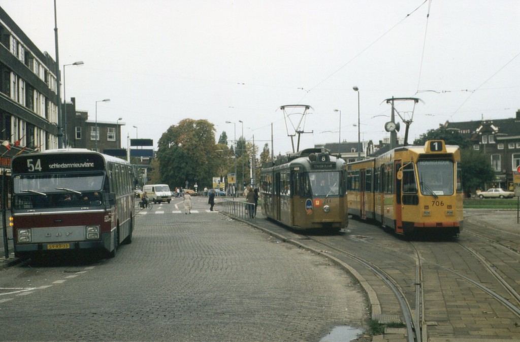 Bus 820, DAF-Hainje, lijn 54, Rotterdamsedijk, met motorrijtuig 706 lijn 1 en motorrijtuig 244, lijn 8, 1983