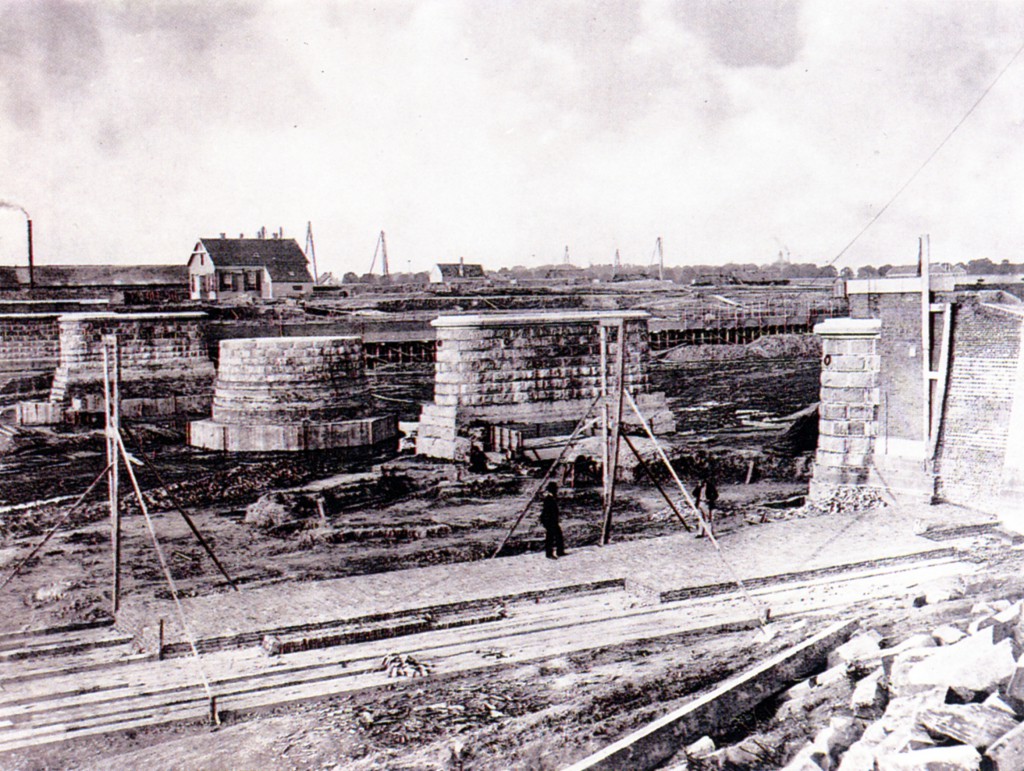 De aanleg van de spoorbrug over de nog te graven Koningshaven, 1875