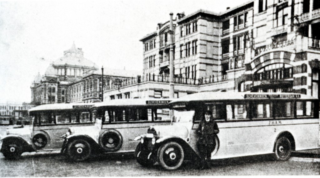De particuliere busonderneming Z.H.A.M. die 3 maal per dag een dienst Scheveningen-Rotterdam onderhield, 1930