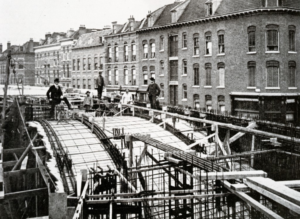 De elektrische trein in Rotterdam