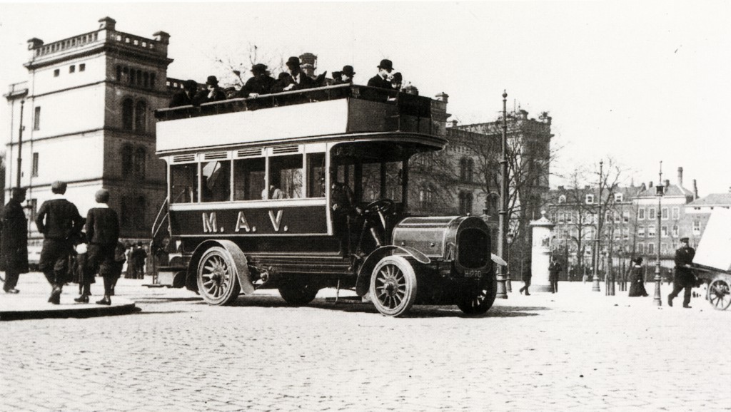 Bus H-1270 van de Maatschappij voor Algemeen Vervoer staat bij de halte Coolsingel-Van Hogendorpsplein, ca. 1905