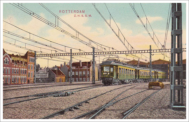 Station Rotterdam-Hofplein waar zojuist een elektrische locomotief vertrekt richting Scheveningen-Kurhaus. 1910