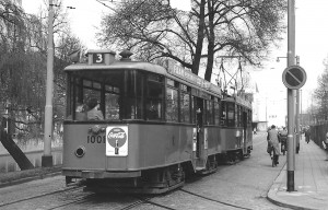 Aanhangrijtuig 1001, lijn 3, op de Mauritsweg gezien vanaf de Aert van Nesstraat, ca. 1956