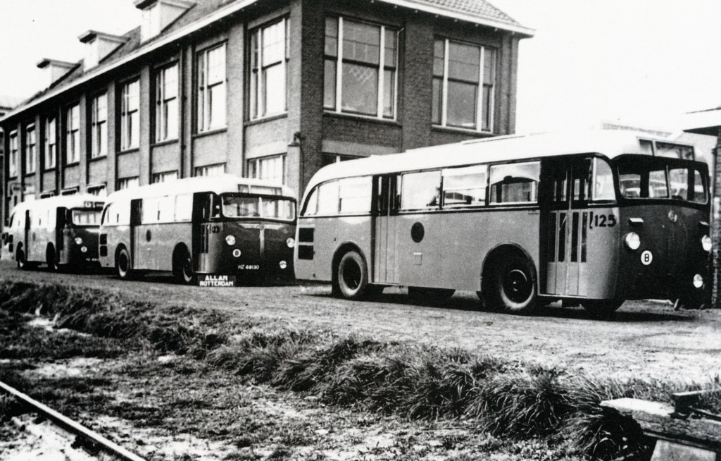 Saurer-Allan bij de aflevering aan de Kleiweg in 1941. Bus 125, 123 e.a.