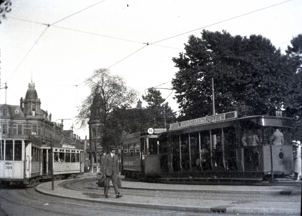 Omgebouwd aanhangrijtuig 1281 in de nieuwe kleur hier op het Stationsplein in 1930. (foto: H. Solle)
