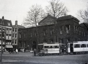 Aanhangrijtuig 1318 hier achter motorrijtuig 136, lijn 5, in 1931 op het Beursplein (foto: H. Solle)