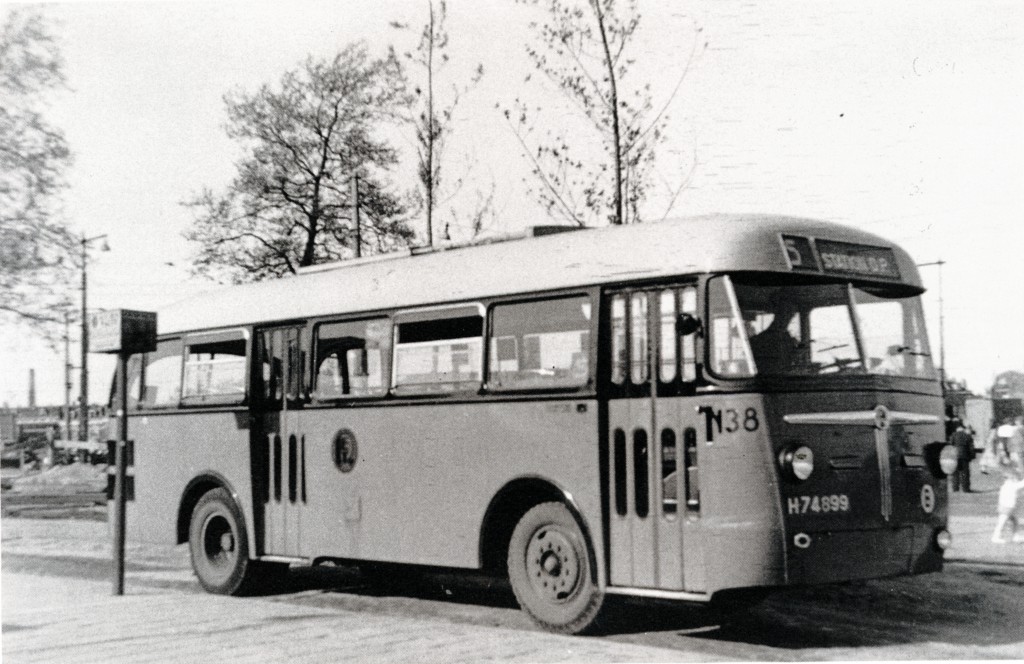 Bus 138, Kromhout, afgeleverd in 1943 maar pas in 1949 door Verheul opgebouwd, uit dienst 1957. De 6 laatste bussen in de Kromhout-Verheul serie, 133-138.