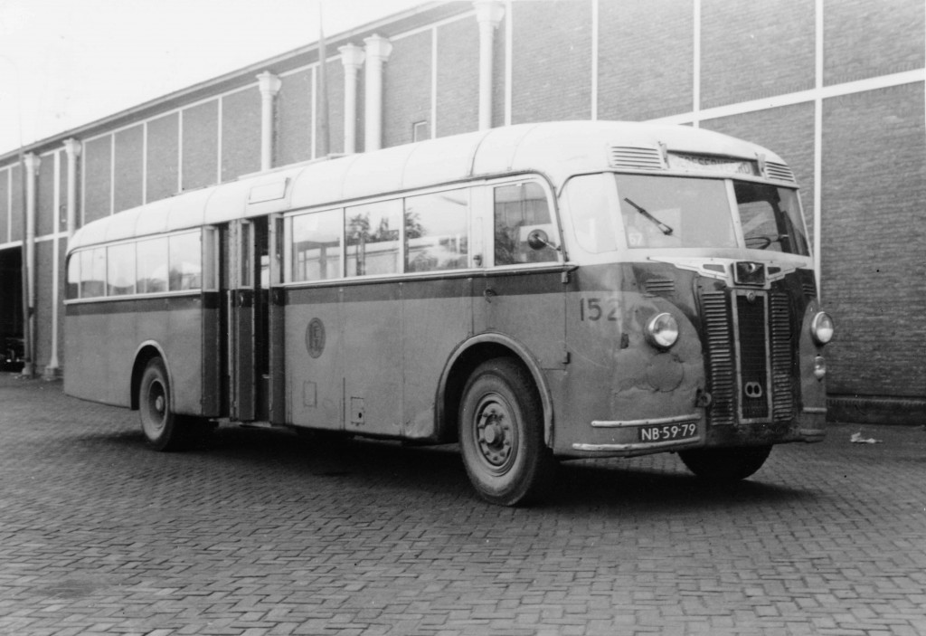 Bus 152, Overgenomen door de RET van de NACO in Alkmaar, een serie van 6 Crossley bussen met een carrosserie van De Schelde. bouwjaar 1947. Voorzien van het rode RET embleem bleef de groene kleur behouden. 1853