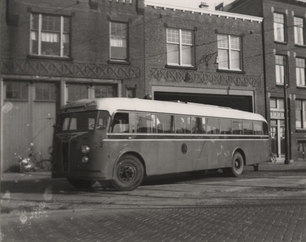 Crossley bus 153 (ex N.A.C.O. 1022) voor de remise Maastunnelplein. op 27 juli 1954.