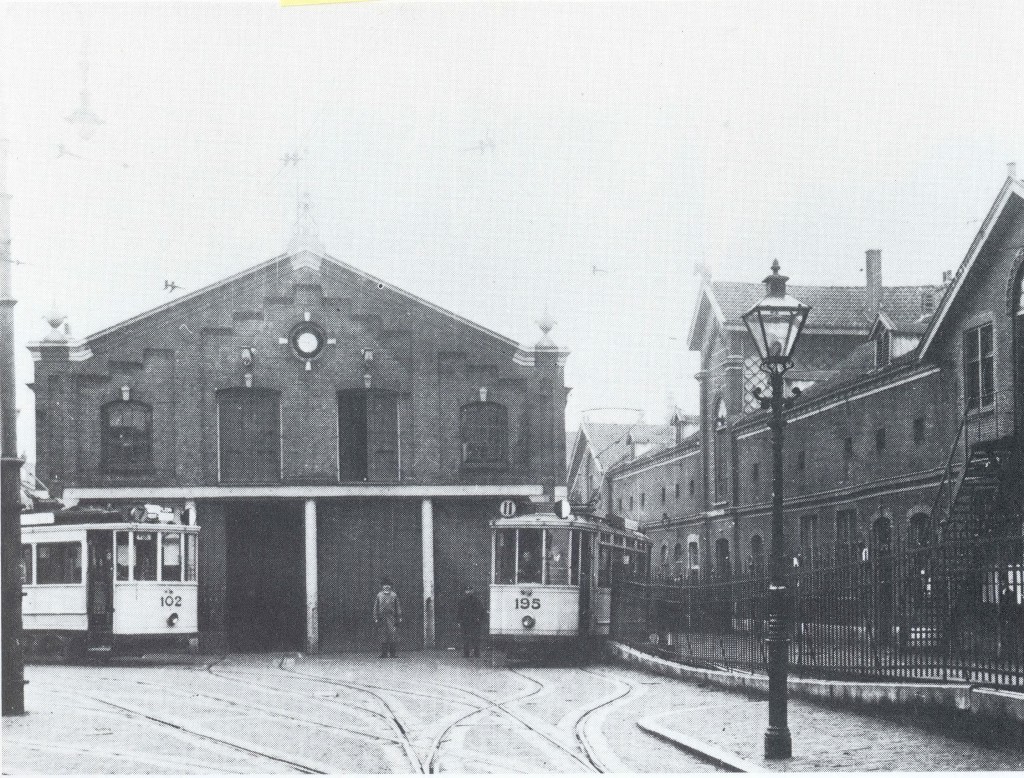 De remise en Centrale Werkplaats aan de Isaäc Hubertstraat met de motorrijtuigen 102 en 195, 1925