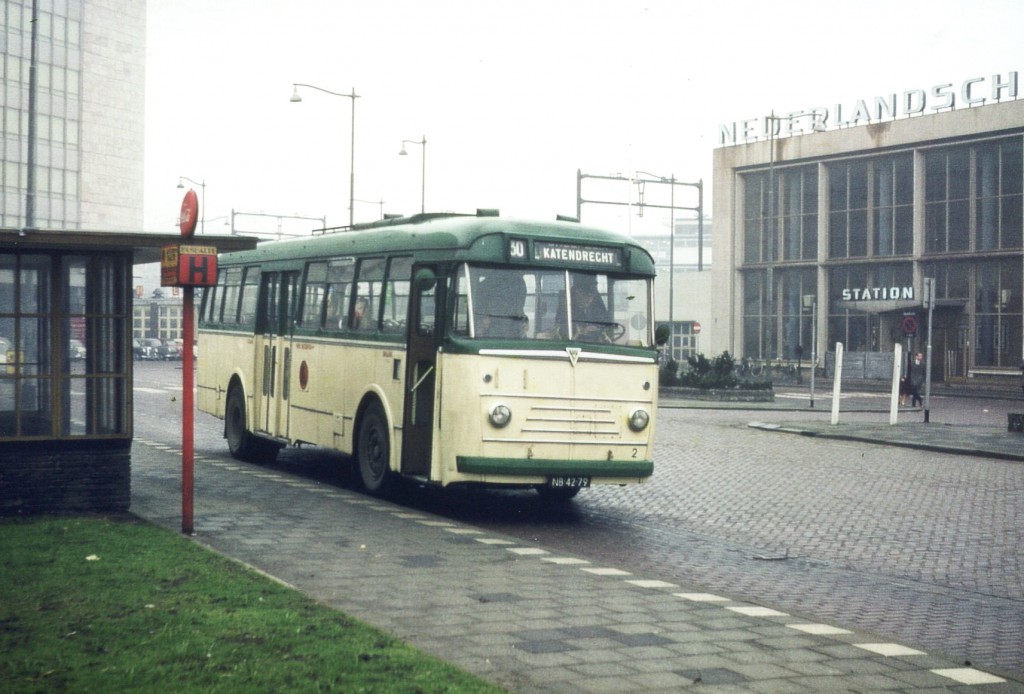 Bus 2 Kromhout-Verheul (huur HTM), lijn 30, station Hofcplein, 1964