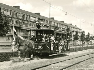 Paardentram 296 op de Bentincklaan tijdens de feestritten voor het 50-jarig regeringsjubileum van Koningin Wilhelmina, 3-7-1948, weer hersteld in de originele staat.