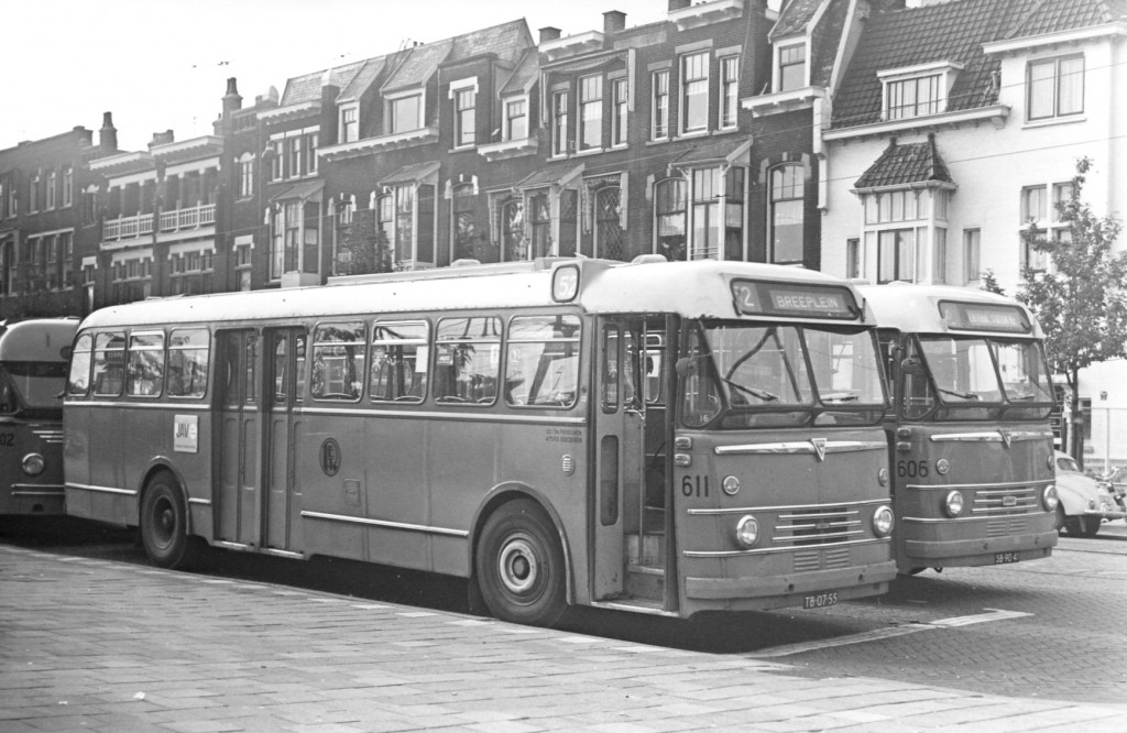 Bus 611 en 606, Kromhout-Verheul van de HTM, op lijn 52, Stationssingel. 