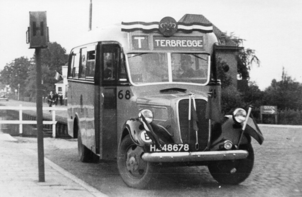 Ford bus 68 op de Grindweg. in dienst 1938; in 1942 gevorderd door de Duitsers.