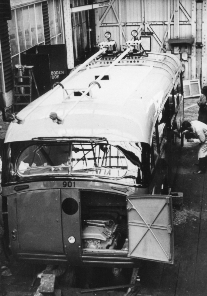 Het werk aan trolleybus 901 in de centrale werkplaats aan de Isaäc Hubertstraat in 1944.