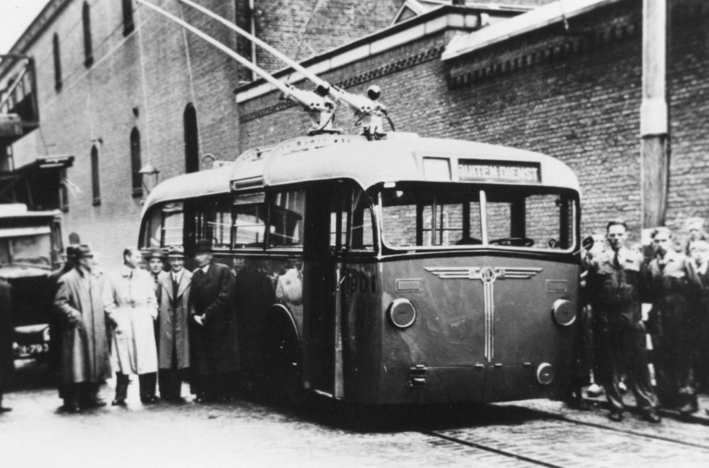 Trolleybus 901 tijdens een presentatie in de Isaäc Hubertstraat, 5-1944