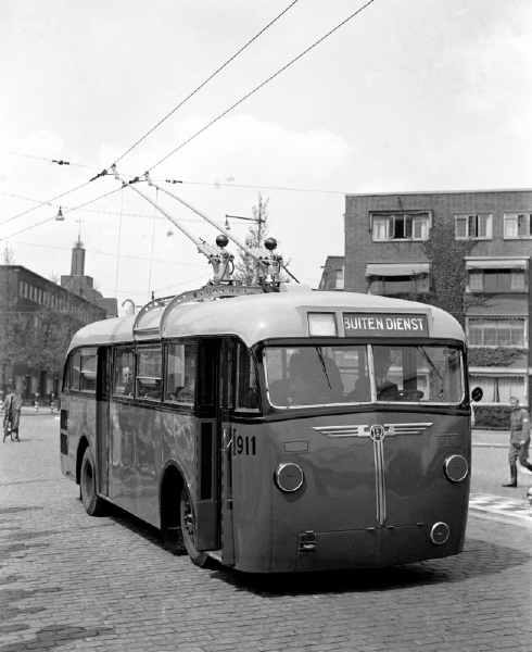 Trolleybus 911 in de Mathenesserlaan-Rochussenstraat tijdens een proefrit, 1944