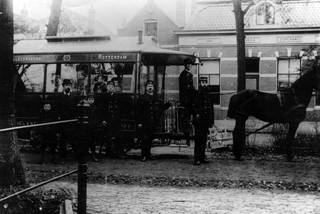 Rijtuig 4 van de Schielandse Tramweg Maatschappij staat stil voor de directeursvilla L'Esperance aan de Hillegersbergsche Straatweg. Links met de bolhoed staat Oswald Tulleken, de directeur van de Maatschappij met twee van zijn kinderen. (ca. 1895) (bron: Hans R. van der Woude Zuidlaren, oorsprong fotoalbum familie Tulleken)