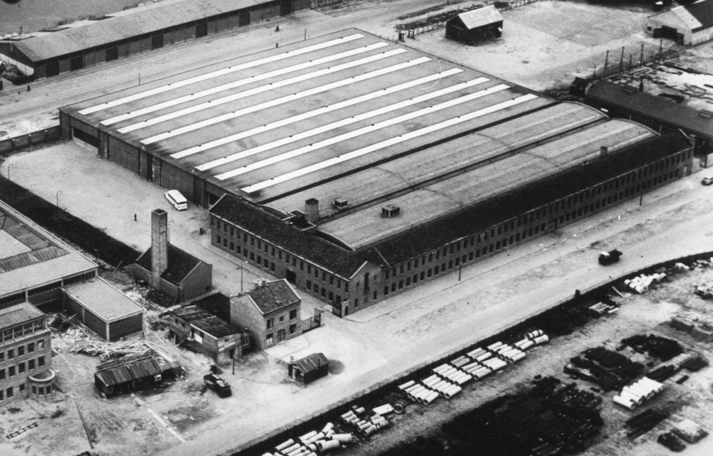 Luchtfoto van het nieuwe garagecomplex aan de Sluisjesdijknet voor de opening in 1947.