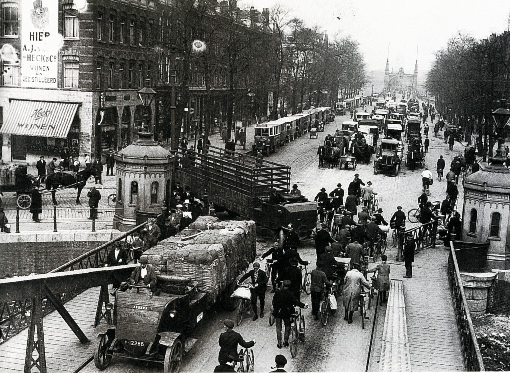 Koninginnebrug richting Van der Takstraat en Willemsbrug, verkeersellende in 1923.