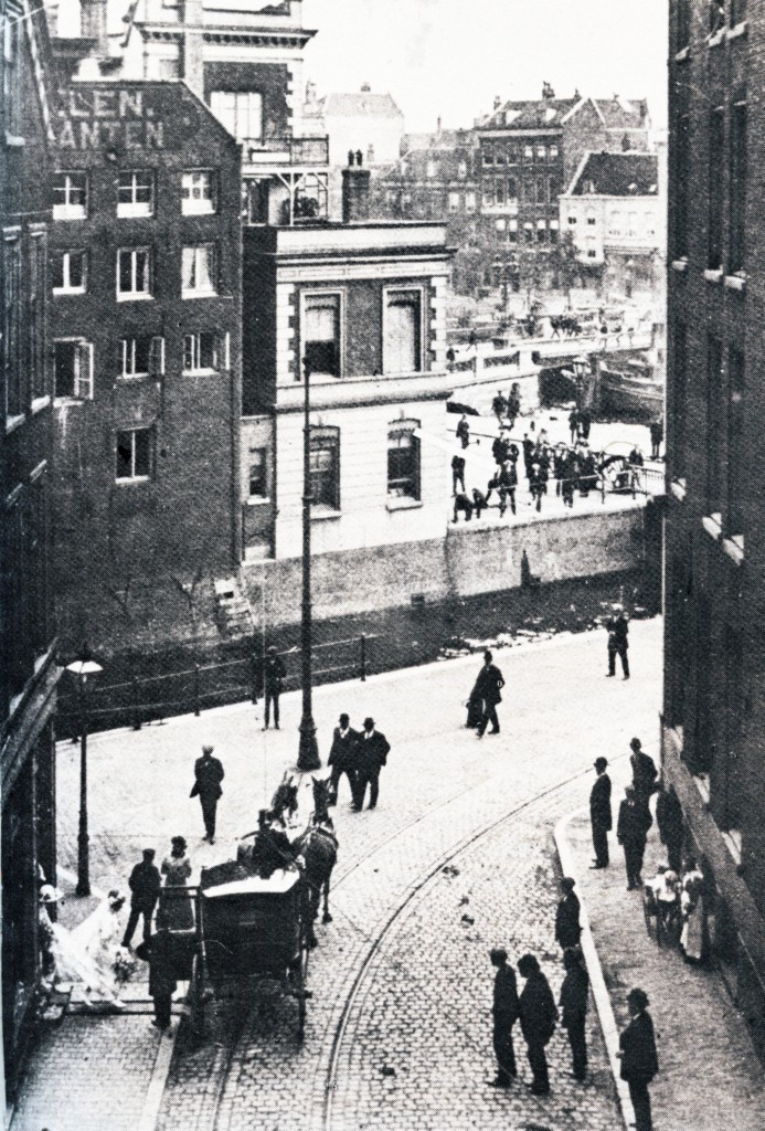 Pelikaanstraat, rechts boven de Leuvehavenbrug, 1916