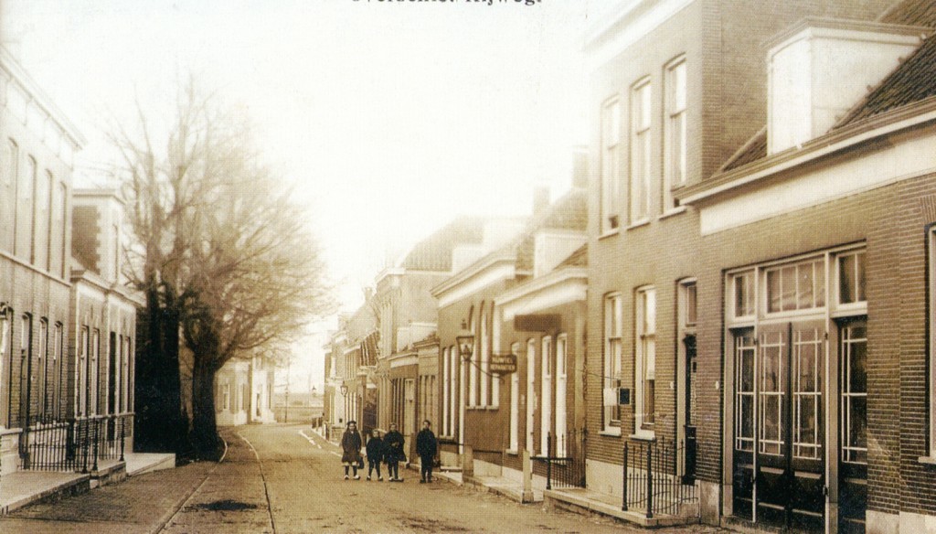 De Rotterdamse Rijweg gezien vanuit de Dorpsstraat met links de rails van de stoomtram in het jaar dat deze werd vervangen door een paardentram; 1895.