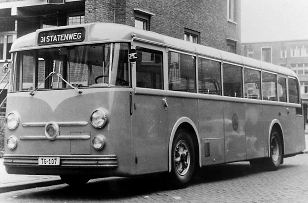 Proefbus TG-107, in dienst van 13-11 tot 11-12-1953. Hier op lijn 31 in de Cleyburchstraat