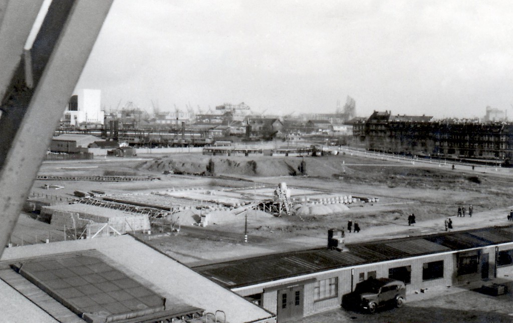 Vanuit een havenkraan een beeld van de bouwwerkzaamheden van de garage Sluisjesdijk in 1940.