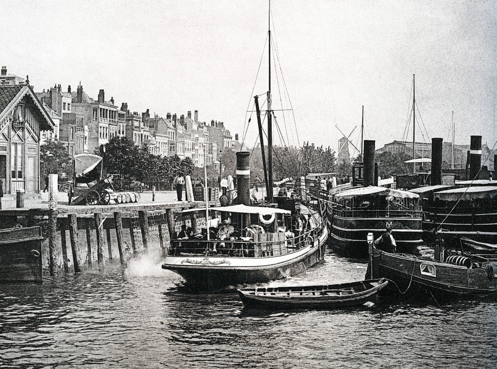 Oosterkade, de stoombootdiensten naar de Zuid-Hollandse- en Zeeuwse eilanden.