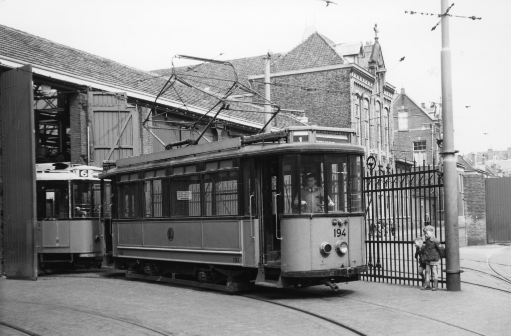 Motorrijtuig 194, ingezet als transportwagen, Isaäc Hubertstraat, ca. 1960 (verzameling: Jan van Driel)