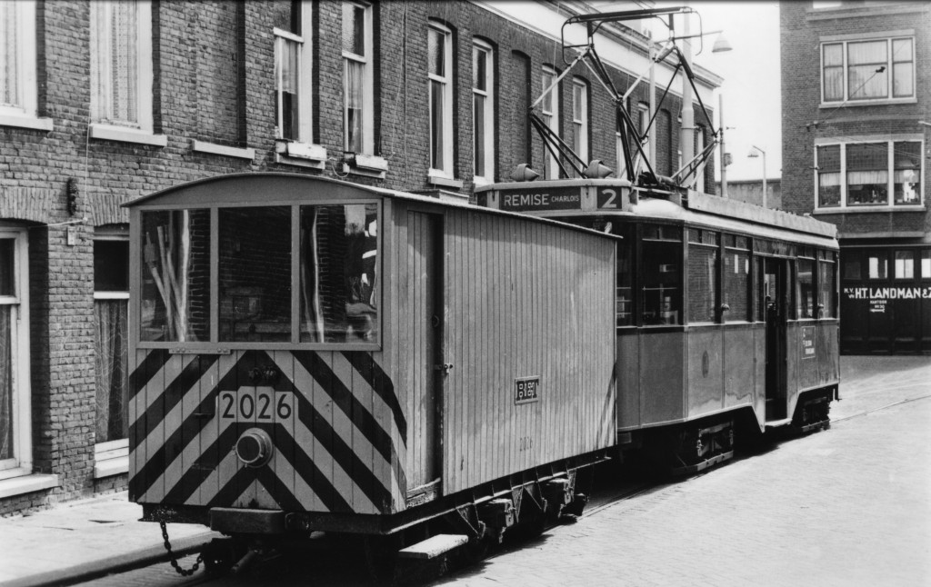 Zoutaanhangwagen 2026, gekoppeld aan motorrijtuig 491 in de Elisabethstraat, 1978. (verzameling: Jan van Driel)