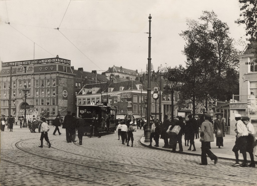 Aanhangrijtuig 208 van lijn 1 op het Van Hogendorpsplein.