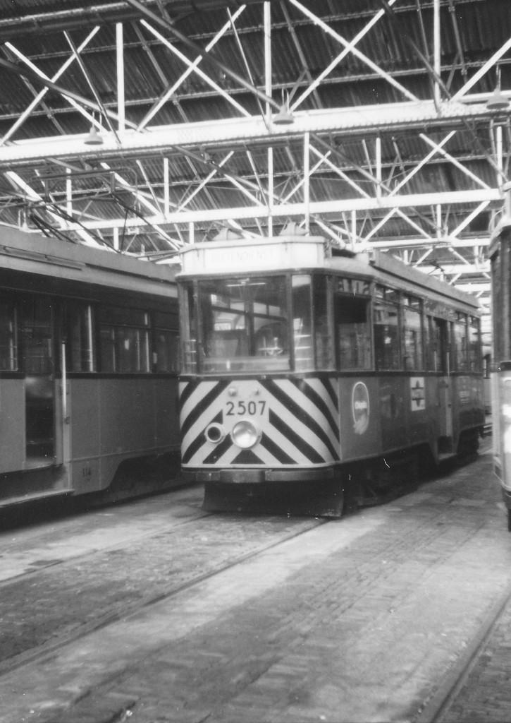 Motorrijtuig 2507, sneeuwbestrijdings-  voertuig met sneeuwschuiver,  3-1971, remise Hillegersberg (fotoverzameling: De Reijke)