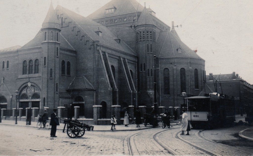 Het vernummerde aanhangrijtuig 291 op de Crooswijkseweg kruising Pijperstraat, ca. 1920