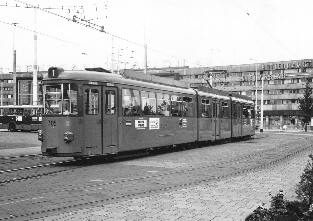 Motorrijtuig 305, lijn 1, Stationsplein, 7-1975