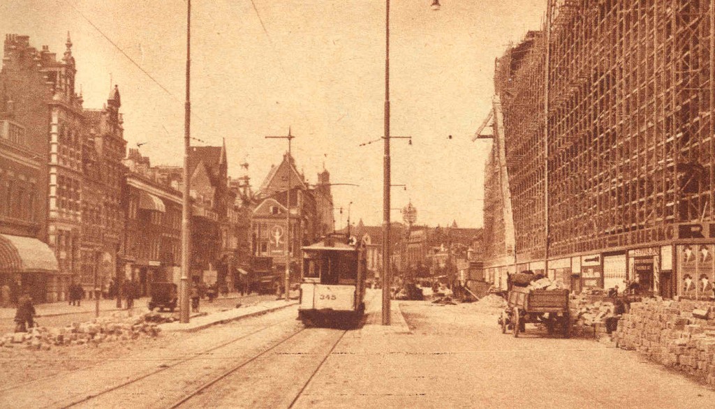 Aanhangrijtuig 345 op de inmiddels gedempte Schiedamsesingel, 8-1930, rechts is warenhuis De Bijenkorf in aanbouw.