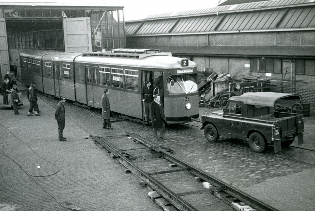 Aankomst Düwag motorrijtuig 351, 4-12-1964, CW Kleiweg, (foto: B. Mees)