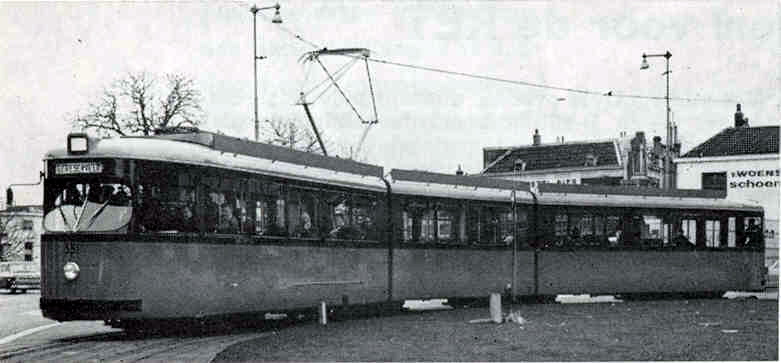 Motorrijtuig 351 tijdens een  proefrit, Koemarkt Schiedam, 12-1964