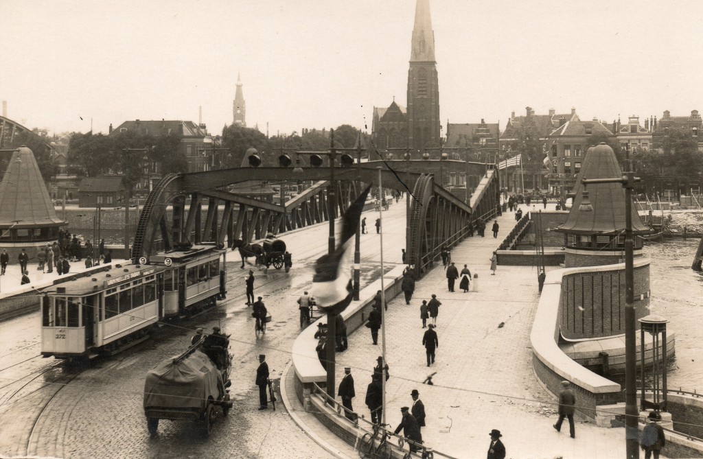 Aanhangrijtuig 372, lijn 9, op de net schoongemaakte Koninginnebrug, ca. 1930