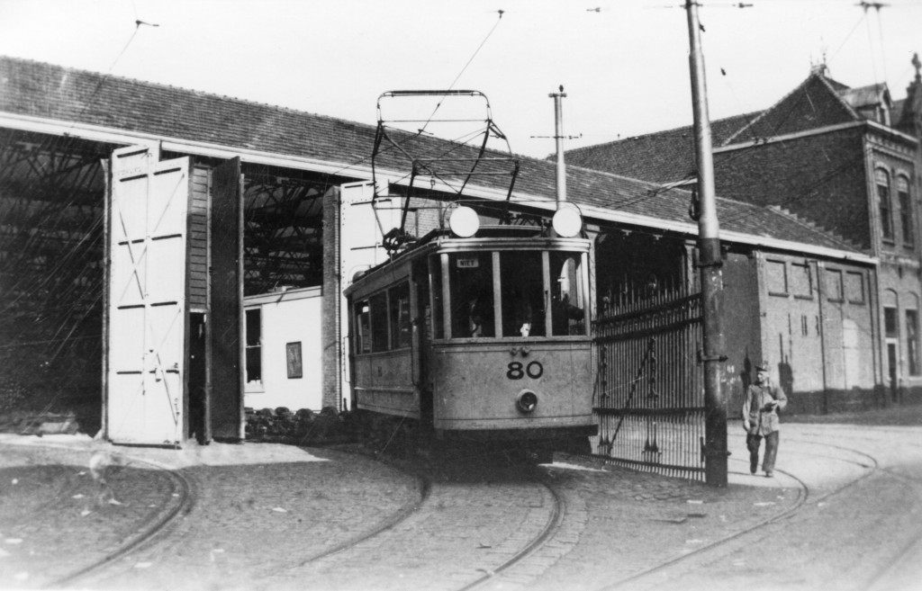 Motorrijtuig 80 als transportwagen met losse wielstellen, Isaäc Hubertstraat, ca. 1934. In verband met het vele rangeerwerk was de sleepbeugel vervangen door een schaarbeugel. (verzameling: Jan van Driel)