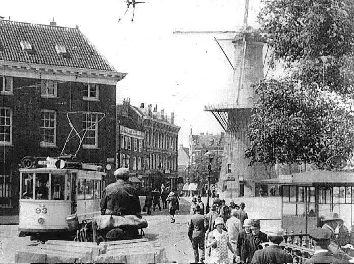 En motorrijtuig 93 in 1927 op het Oostplein met de nieuwe lantaarns.