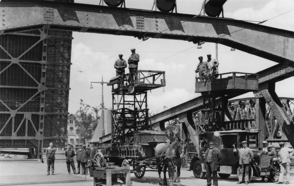 Bovenleiding werkwagens Koninginnebrug, 1929 (verzameling: Henk Mertens)