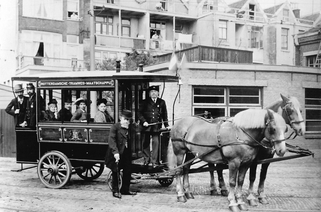 Omnibus 111 tijdens de VVV-week in 1934 op de binnenplaats van remise Delfshaven